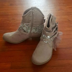 *NEVER BEEN WORN* Booties